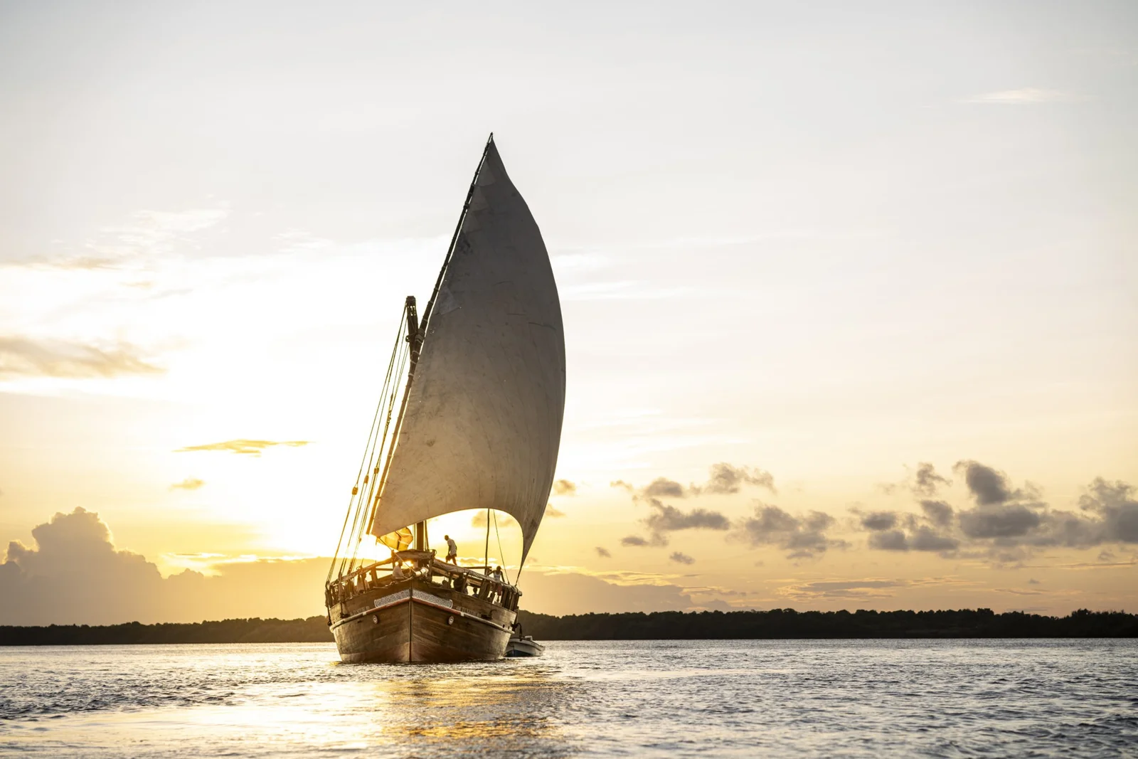 Lamu in der Kaskazi-Saison — ruhige See, Segelwetter, volle Sonne