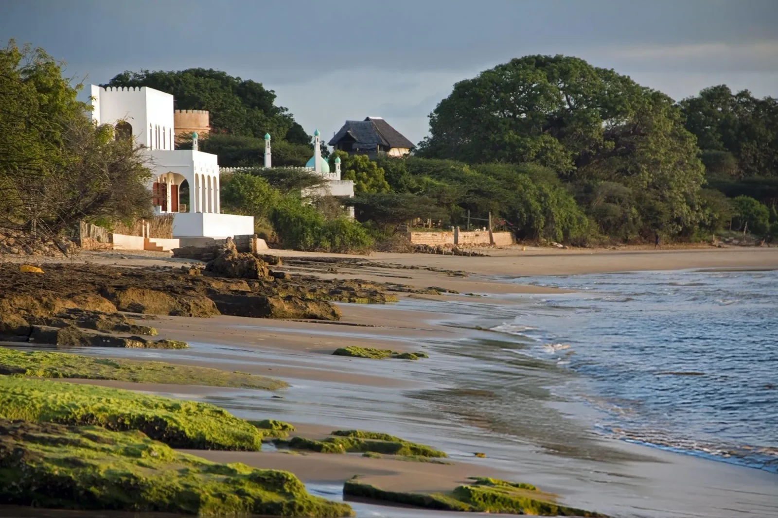 Lamu in der Kusi-Saison — kühlere Grautöne, unruhigeres Wasser, ruhige Straßen