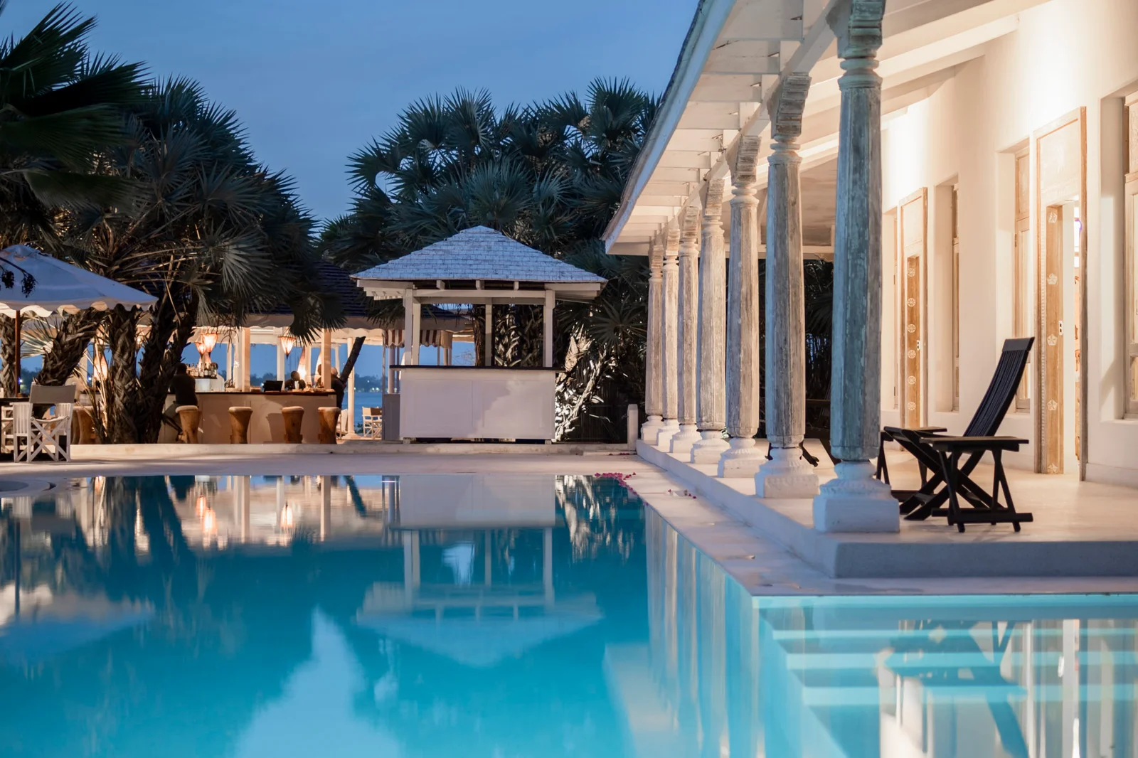 Pooldeck des The Majlis Resort mit Blick auf Shela Beach