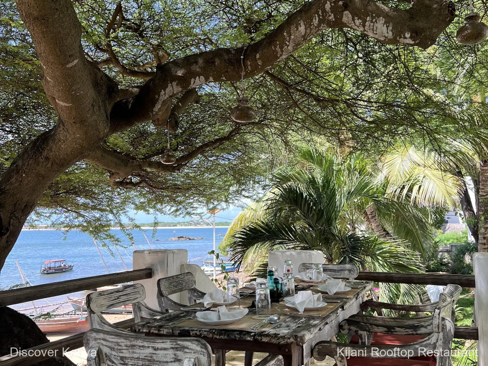 Dachrestaurant des Kijani Hotel mit geschnitzter Tür als Rahmen im Innenraum