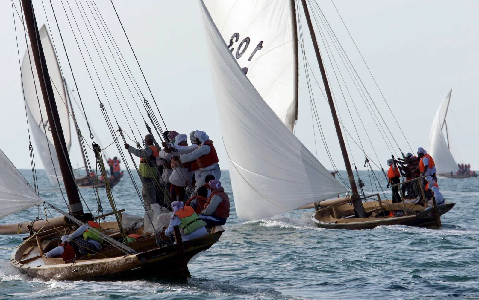 Dhau-Rennen während des Lamu Cultural Festival mit gesetzten Segeln auf dem Kanal