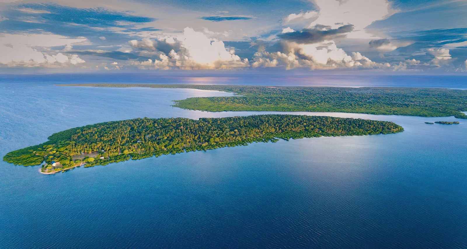 Luftaufnahme der türkisfarbenen Gewässer und Korallenriff-Flächen Mafia Islands mit Chole Bay und den umliegenden Satelliteninseln