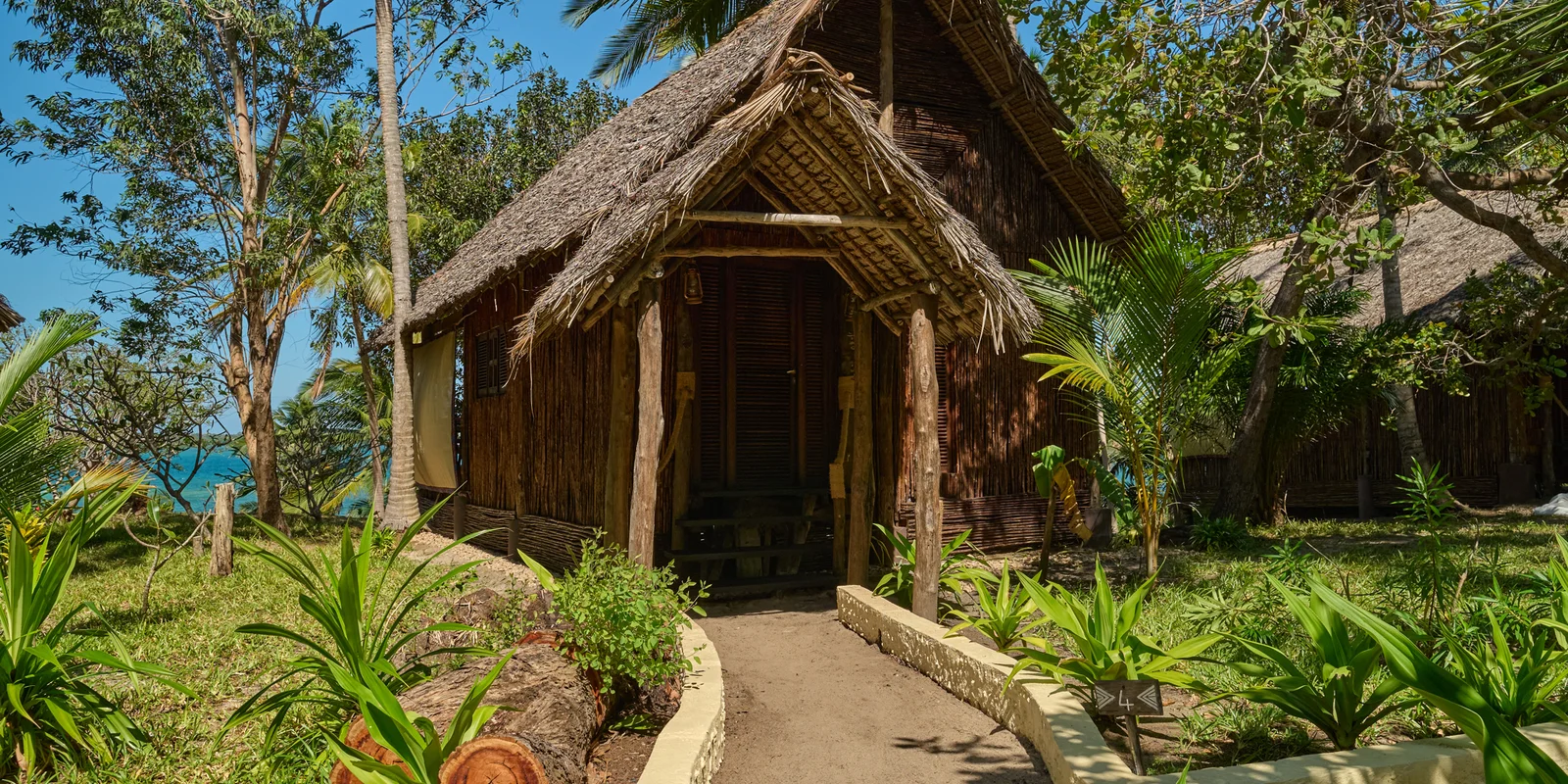 Pole Pole Bungalow Resort eingebettet in Kokospalmen am Rand der Chole Bay