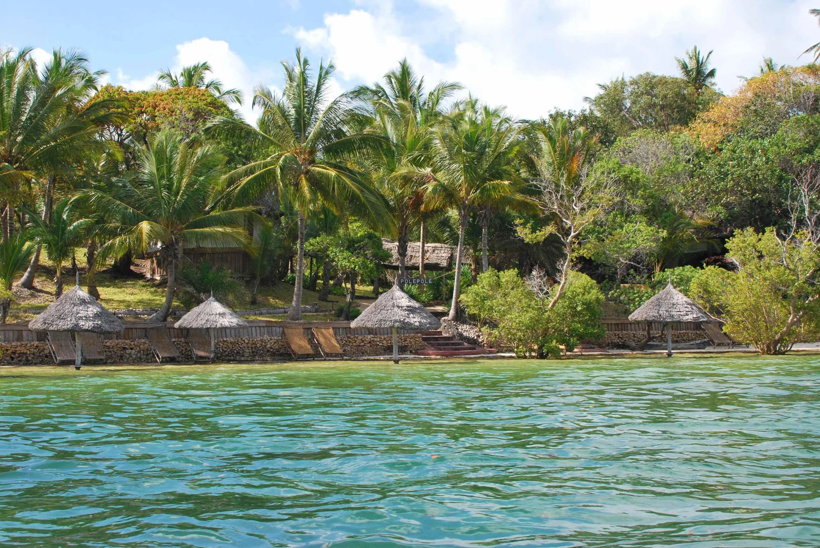 Pole Pole Bungalow Resort, offene Lounge mit Blick auf den Ozean an der Chole Bay