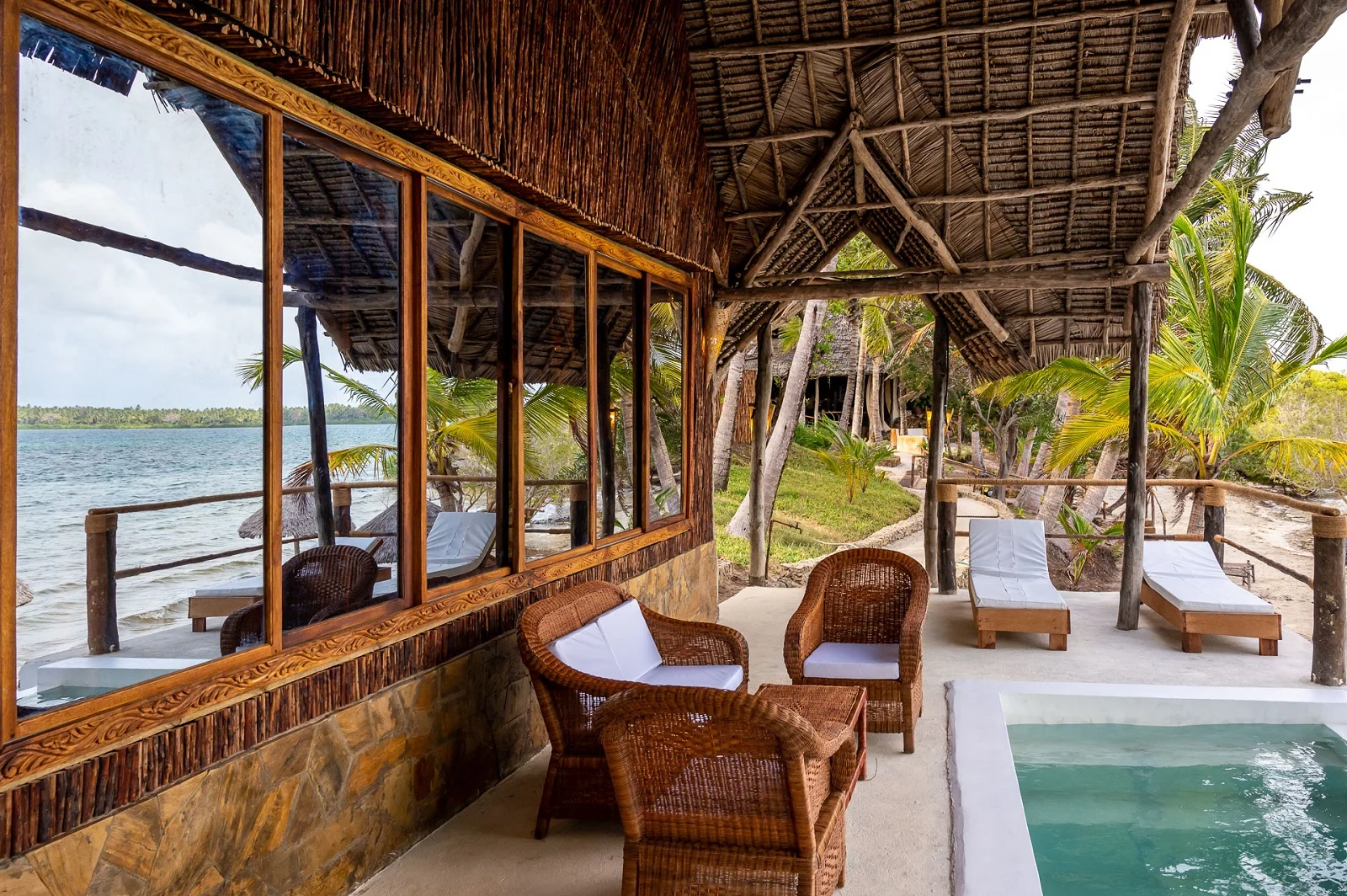Bungalow direkt am Strand bei Butiama Beach mit Sonnenuntergang an Mafia Islands Westküste
