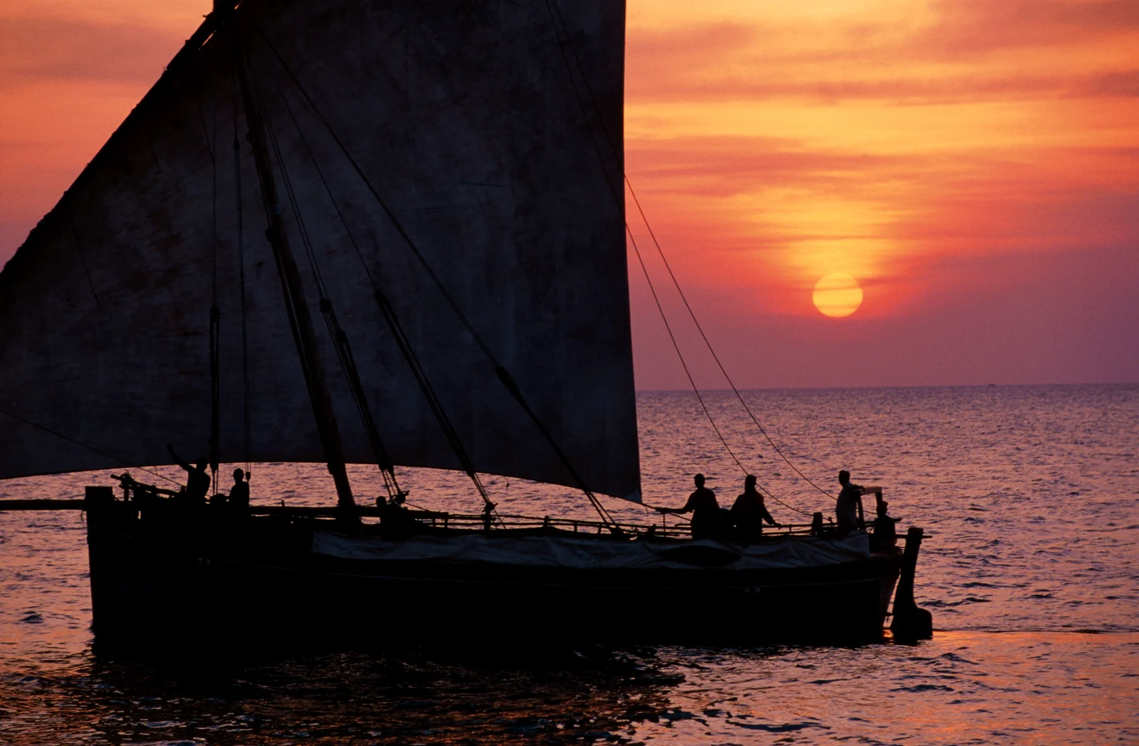 Traditionelles Dhau-Segeln bei Sonnenuntergang in der Chole Bay