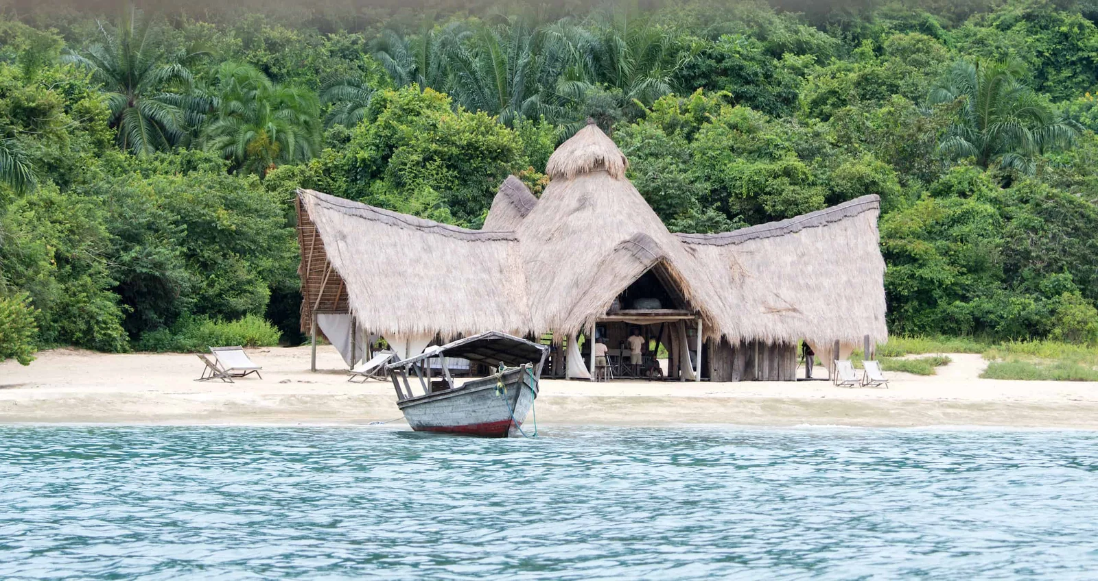 Le dhow en bois échoué qui sert d'espace de restauration commun à Greystoke