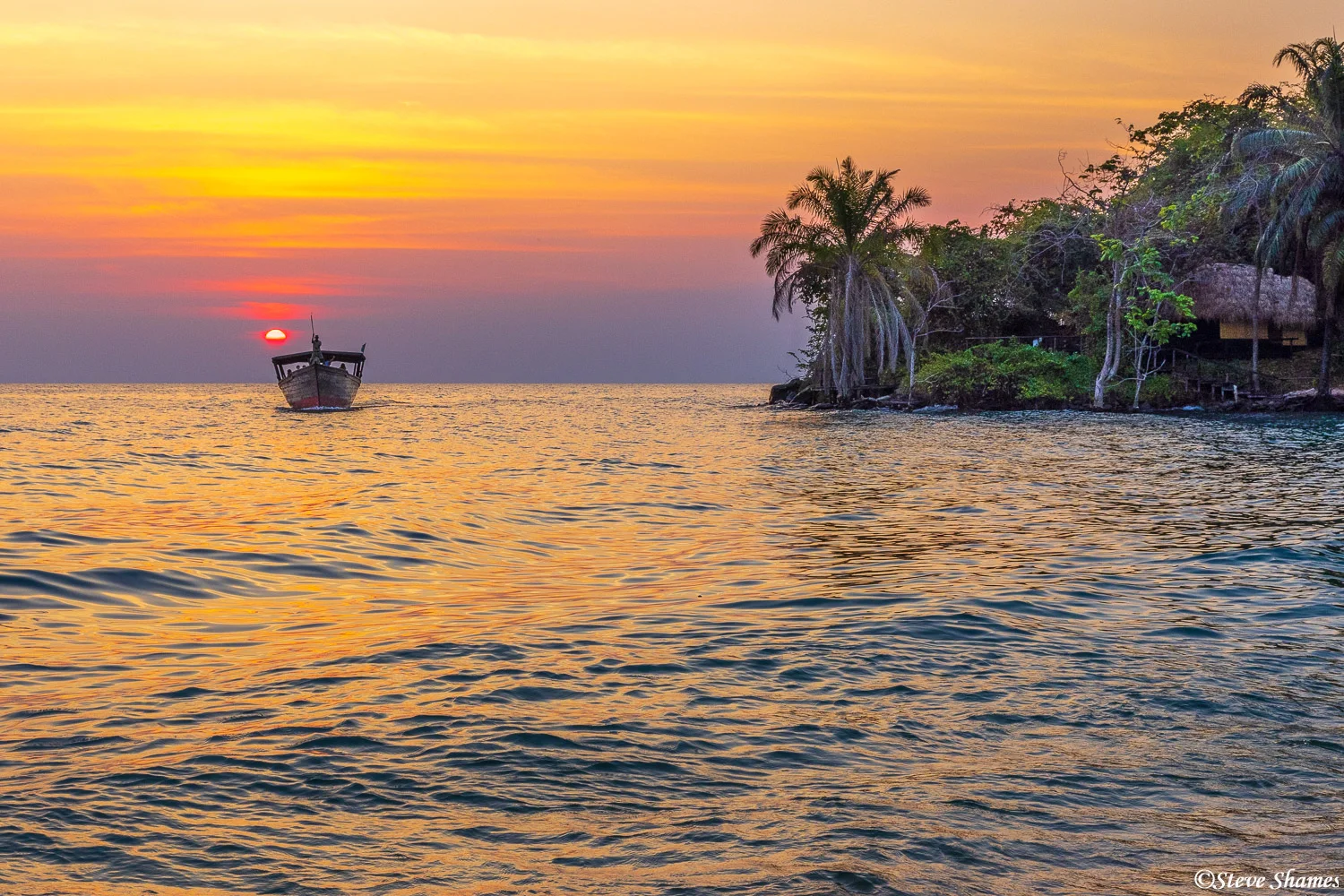 Coucher de soleil sur le lac Tanganyika depuis la plage de Greystoke Mahale, avec les montagnes du Congo à l'horizon