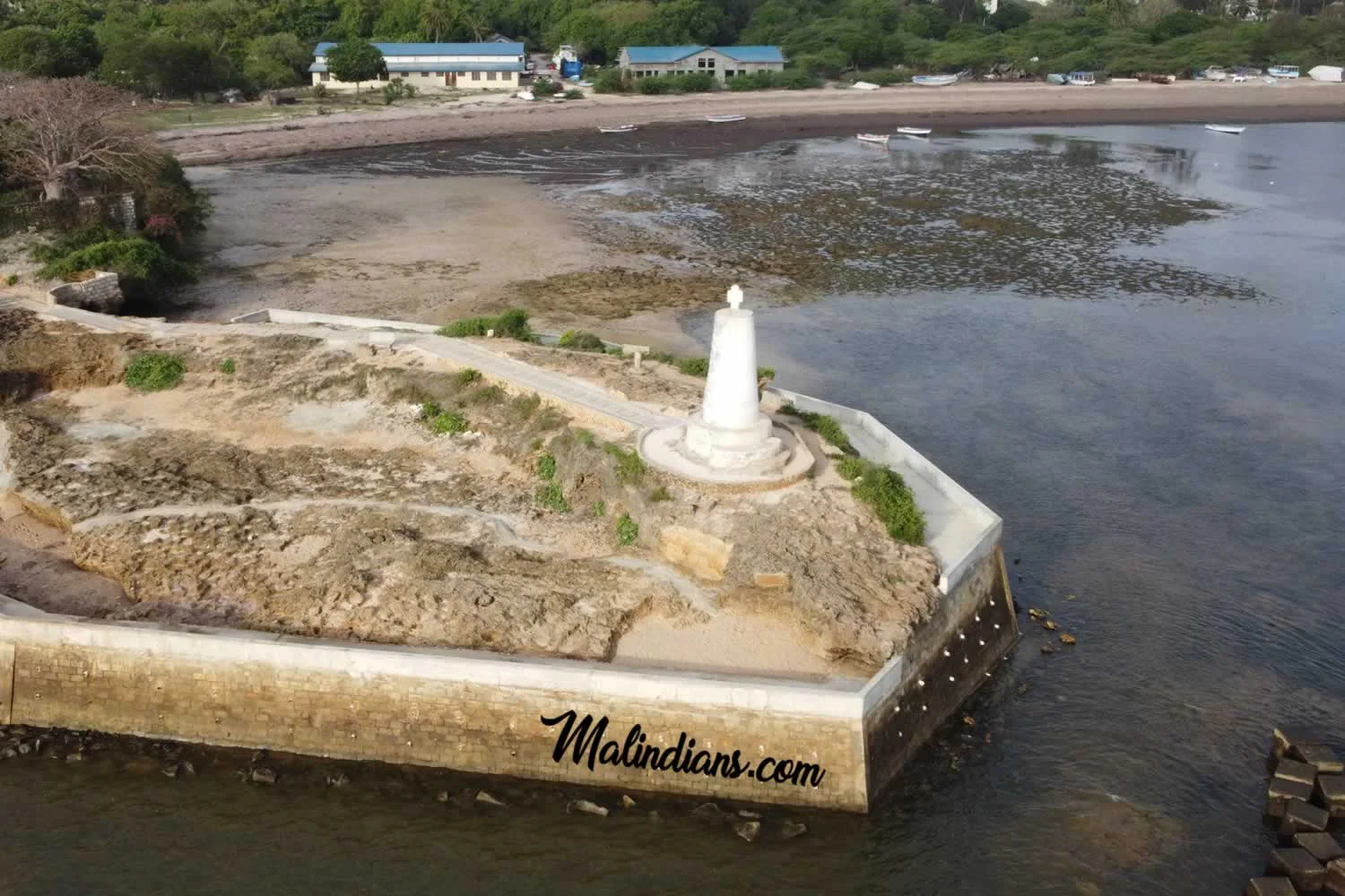 Der Vasco-da-Gama-Pfeiler am südlichen Ende von Malindi — ein 1498 errichteter Padrão aus Korallenstein, eines der ältesten noch stehenden europäisch errichteten Monumente südlich der Sahara, auf einem kleinen Vorsprung über dem Indischen Ozean