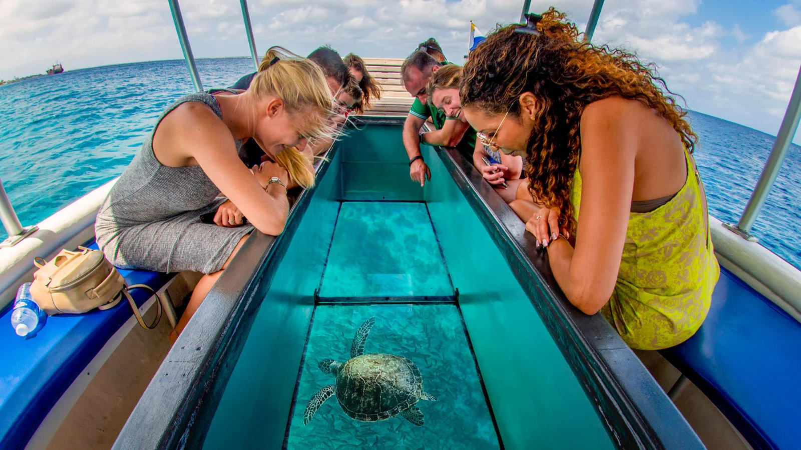 Glasbodenboote, die bei Ebbe in der Lagune des Malindi Marine National Park vor Anker liegen, mit Schnorchlern über dem Fleckenriff