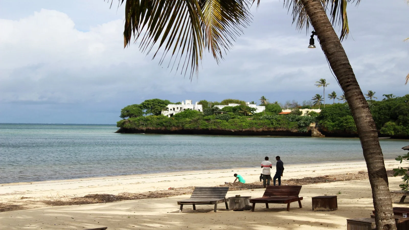 Eine zentrale Uferstraße in Malindi mit italienisch beschilderten Restaurants und alternder Resort-Architektur aus den 1990er-Jahren — das visuelle Erkennungszeichen der italienisch-kenianischen Küste