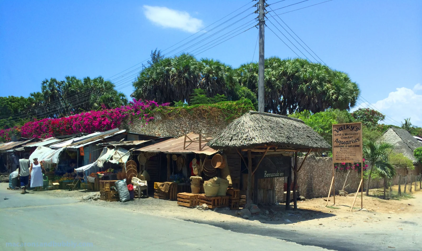 Die Hauptstraße des Dorfes Watamu zur gleichen Tageszeit zeigt den kleineren Dorfmaßstab und die Atmosphäre eines Resortstreifens