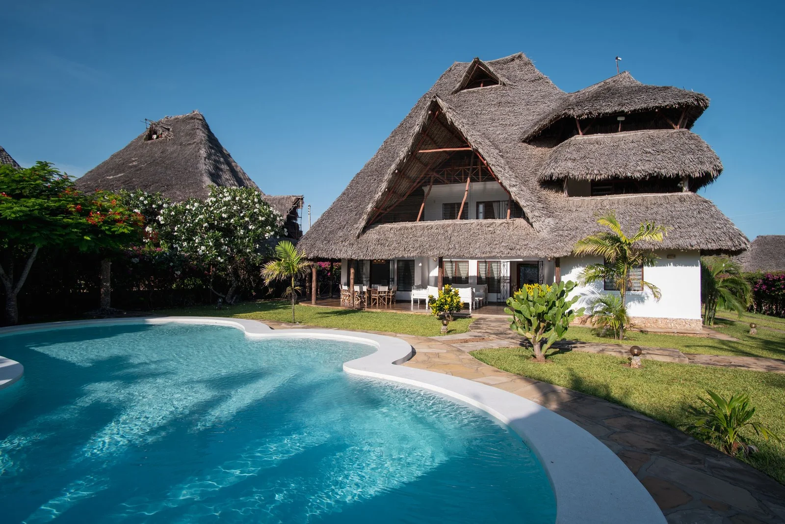 Der Infinity-Pool und die Strandfront von Diamonds Dream of Africa am Casuarina Beach — Malindis Anker im Boutique-Luxussegment
