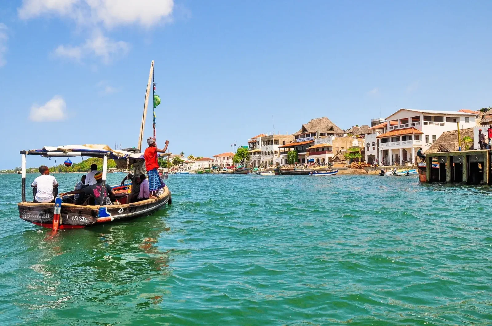 Die Uferpromenade von Malindi am südlichen Ende der Stadt nahe dem Vasco-da-Gama-Pfeiler — Mauern aus Korallenstein, Kasuarinenbäume, eine italienische Gelateria und der Indische Ozean. Der langsamere, wohnlichere Rhythmus Malindis im Vergleich zu den ausgebauten Resortstreifen in Diani oder dem dorfgroßen Watamu zwanzig Minuten südlich.