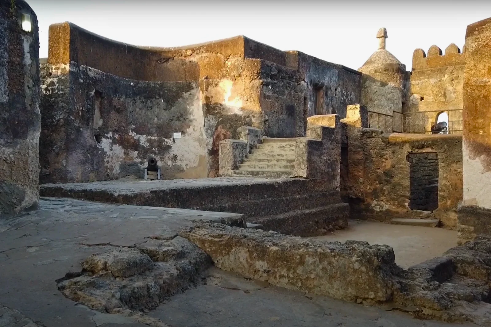 Mura in roccia corallina e postazioni di cannoni portoghesi a Fort Jesus, sul lato del porto della Città Vecchia di Mombasa