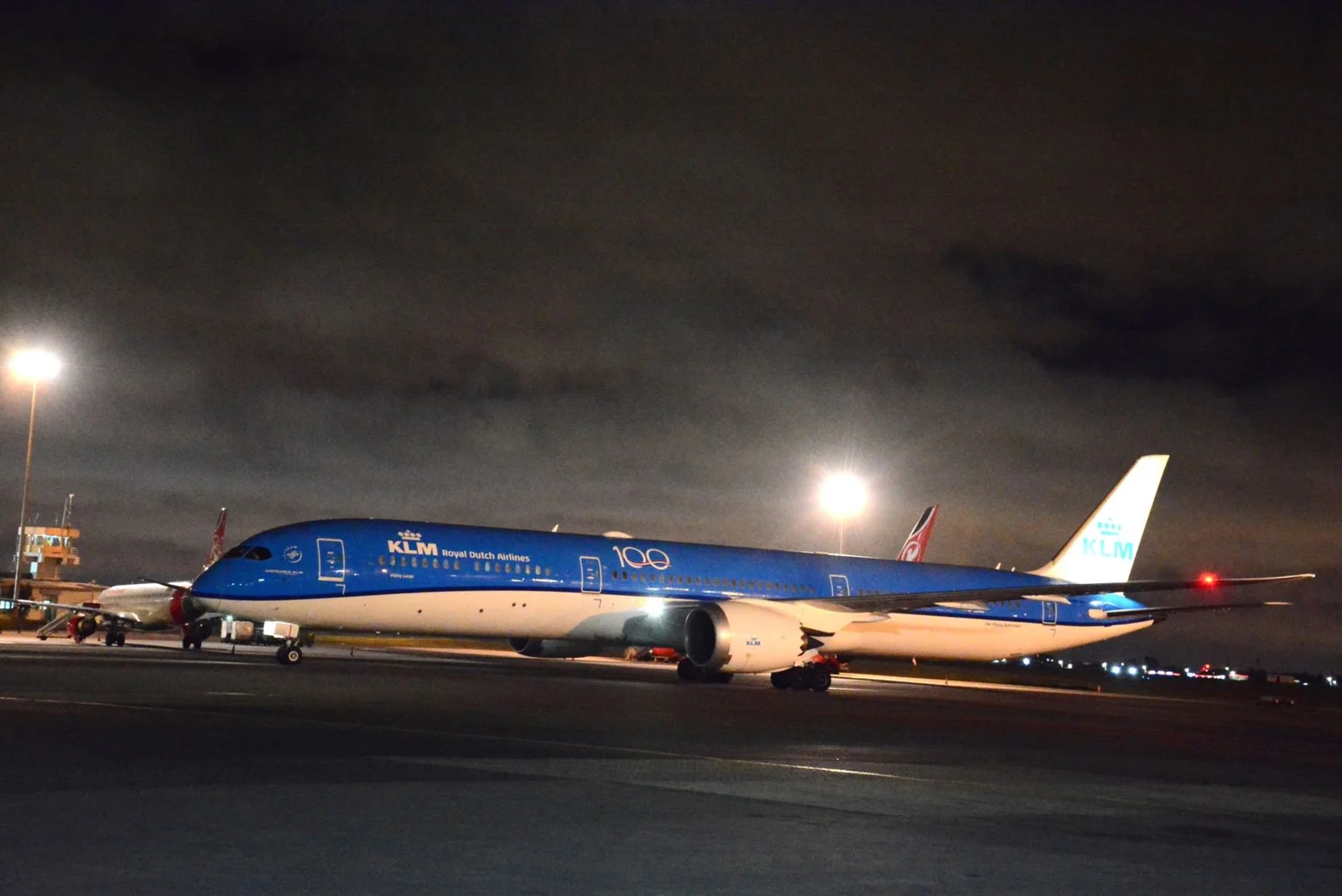 Un KLM 787 al marciapiede del Moi International Airport di Mombasa — la vicinanza dell'aeroporto che definisce il vantaggio operativo della North Coast rispetto a Diani e Watamu.