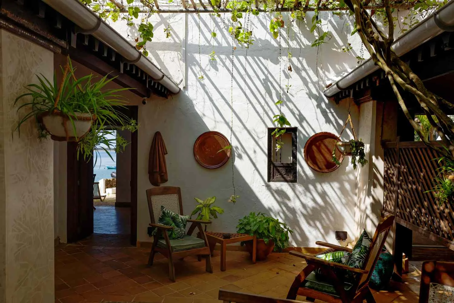 Cortile in stile villaggio swahili imbiancato a calce al Serena Beach Resort con affresco di ispirazione maasai
