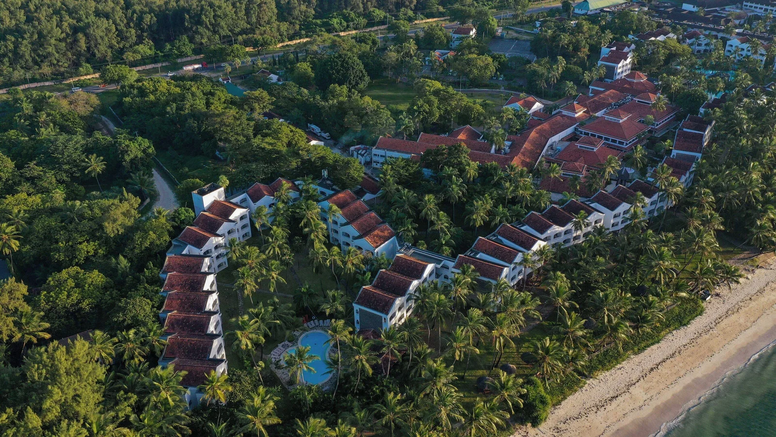 Vista aerea dell'impronta di 338 camere del Sarova Whitesands con cinque piscine e fronte spiaggia a Bamburi