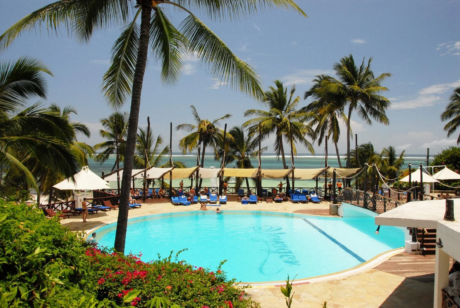 Piscina per famiglie a tema piratesco con scivoli d'acqua al Voyager Beach Resort Nyali