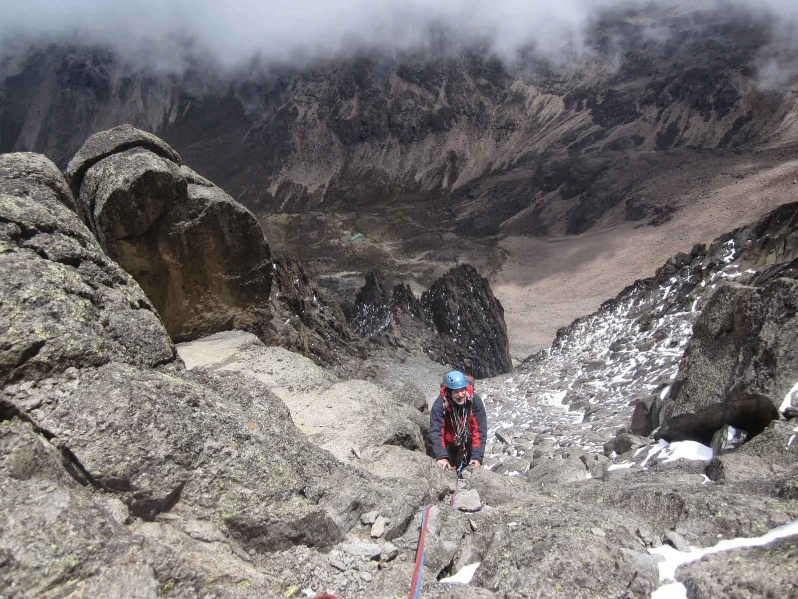 Trekker auf der Chogoria-Route im Morgengrauen, während die Südostwand des Batian das erste Licht einfängt