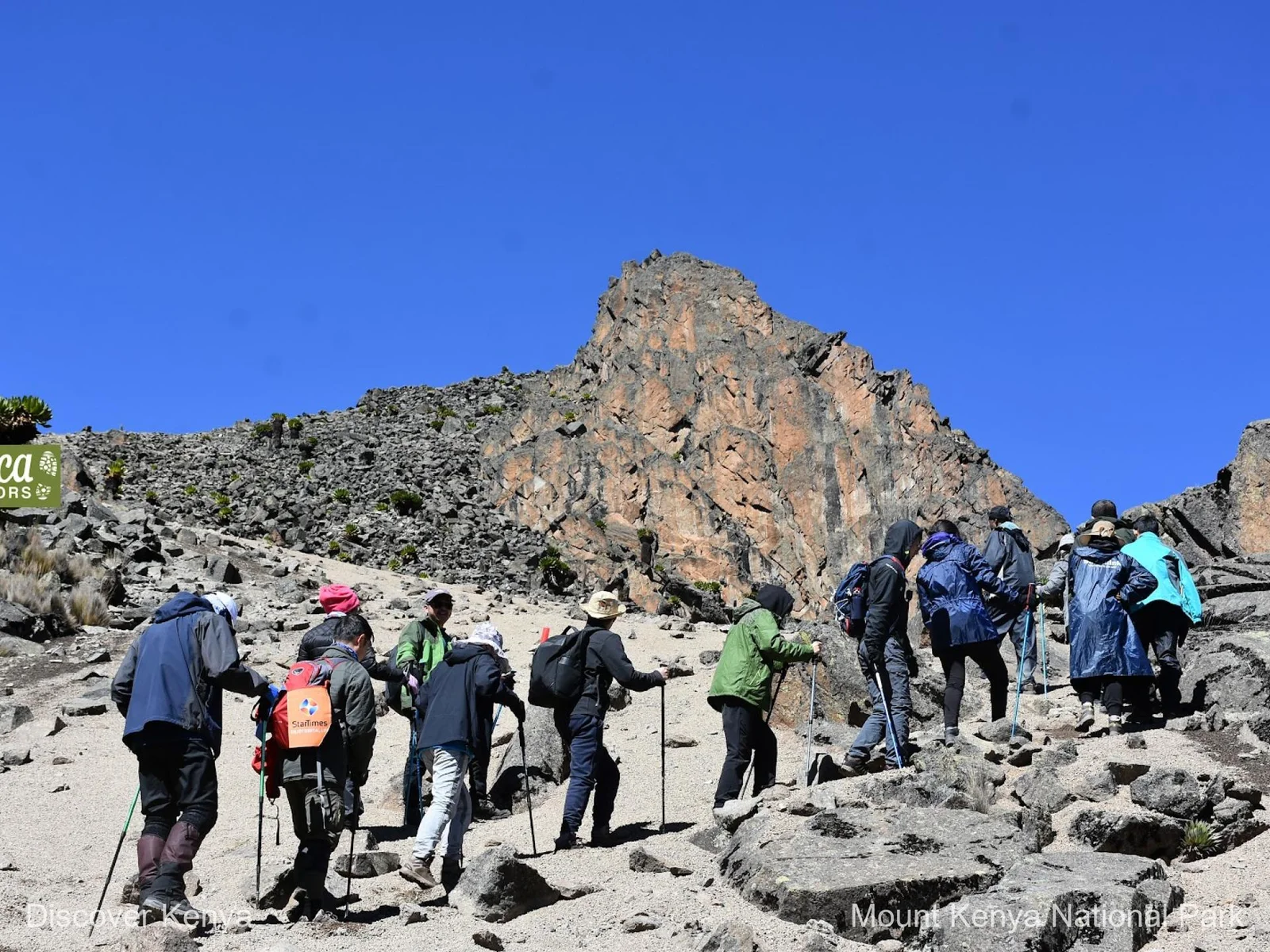 Kletterer auf der Normalroute des Nelion auf 5.000 m mit sichtbaren Felsspalten der Syenitwand