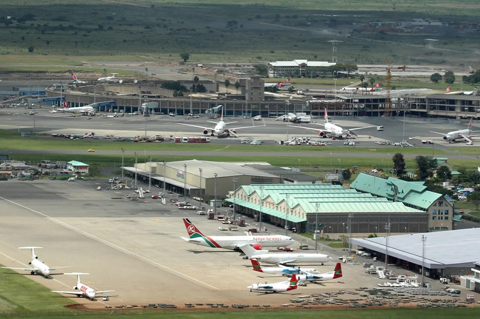 Der Jomo Kenyatta International Airport (JKIA) — das Ankunftstor für rund 98 % des Kenia-Safariverkehrs