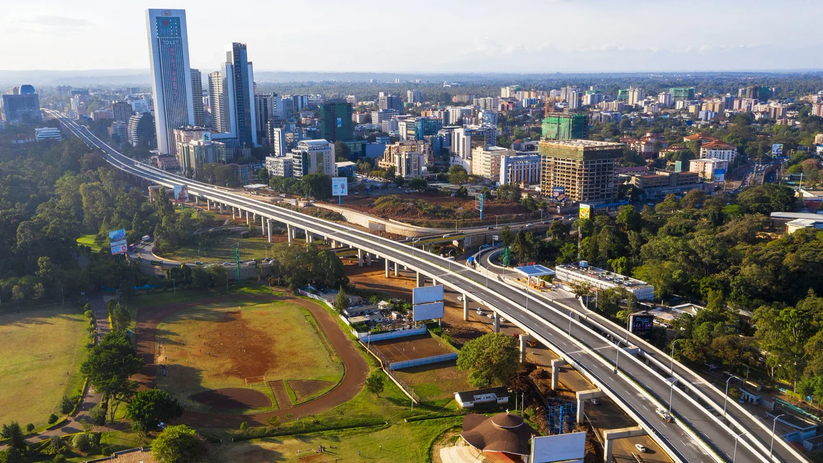 Der Nairobi Expressway, der JKIA mit Westlands und darüber hinaus verbindet, mit der Skyline der Stadt im Hintergrund