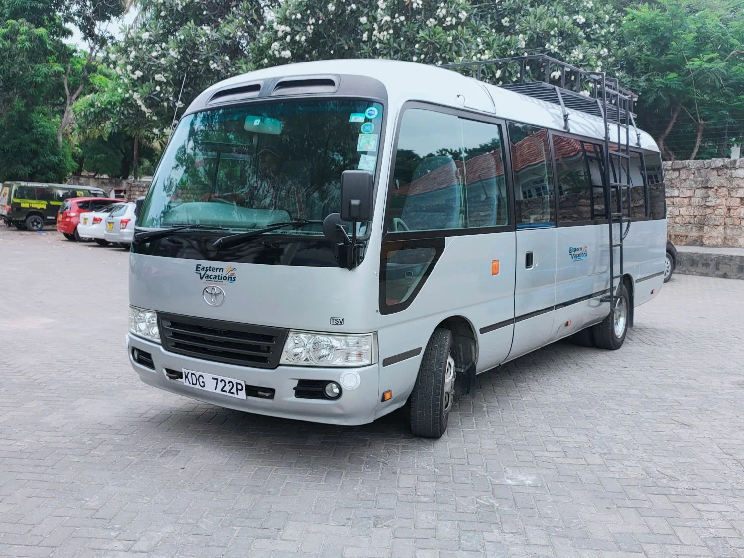 Mombasa Road — Transitformat in Flughafennähe (Eka, Ole Sereni)