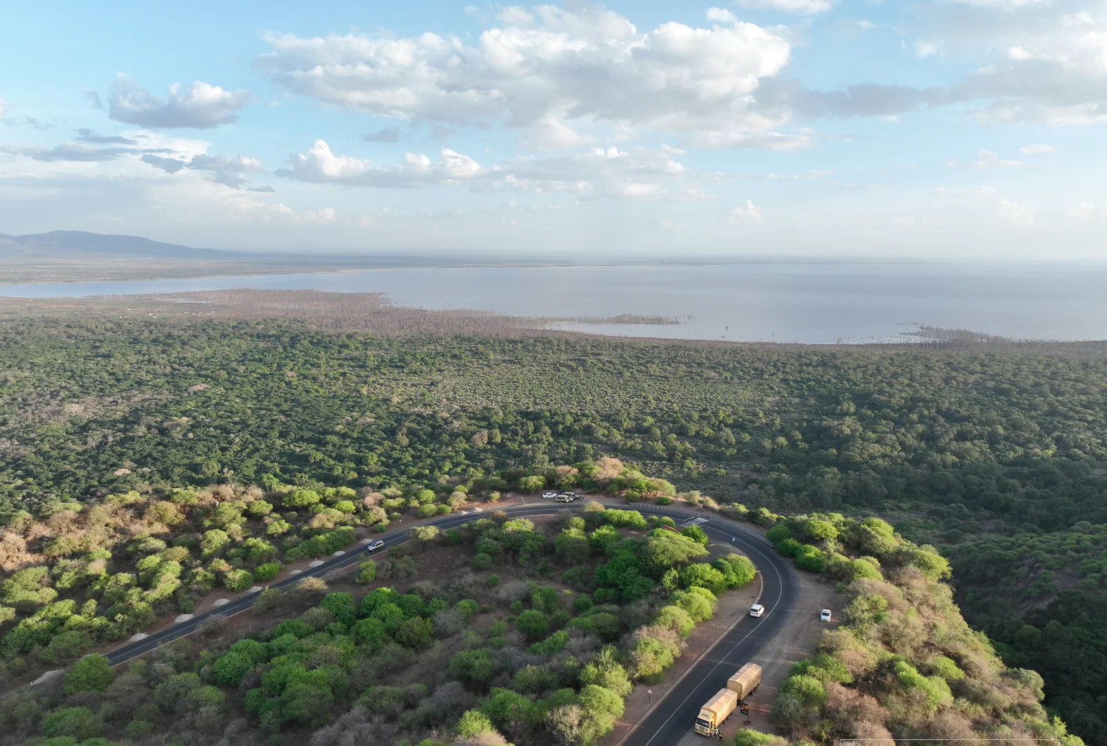 Carretera asfaltada y sinuosa que asciende desde Karatu a través de las tierras altas de Ngorongoro hacia la puerta de Loduare