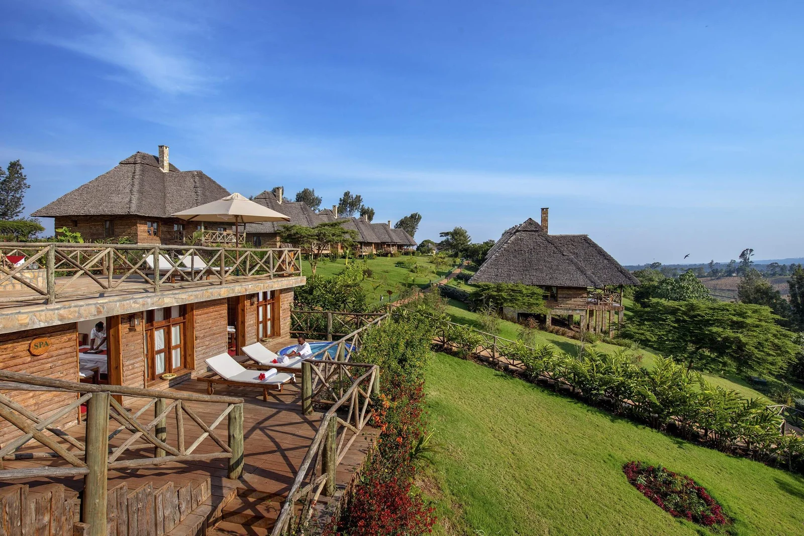 Lodge de piedra encaramado en el borde del cráter del Ngorongoro con vistas a la caldera