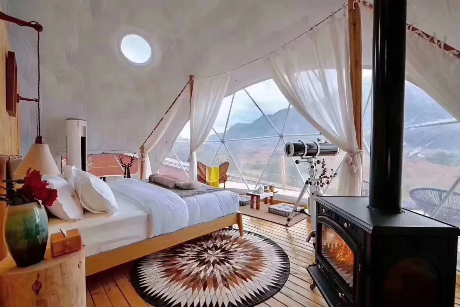 Tienda en forma de cúpula en The Highlands, en las laderas del volcán Olmoti