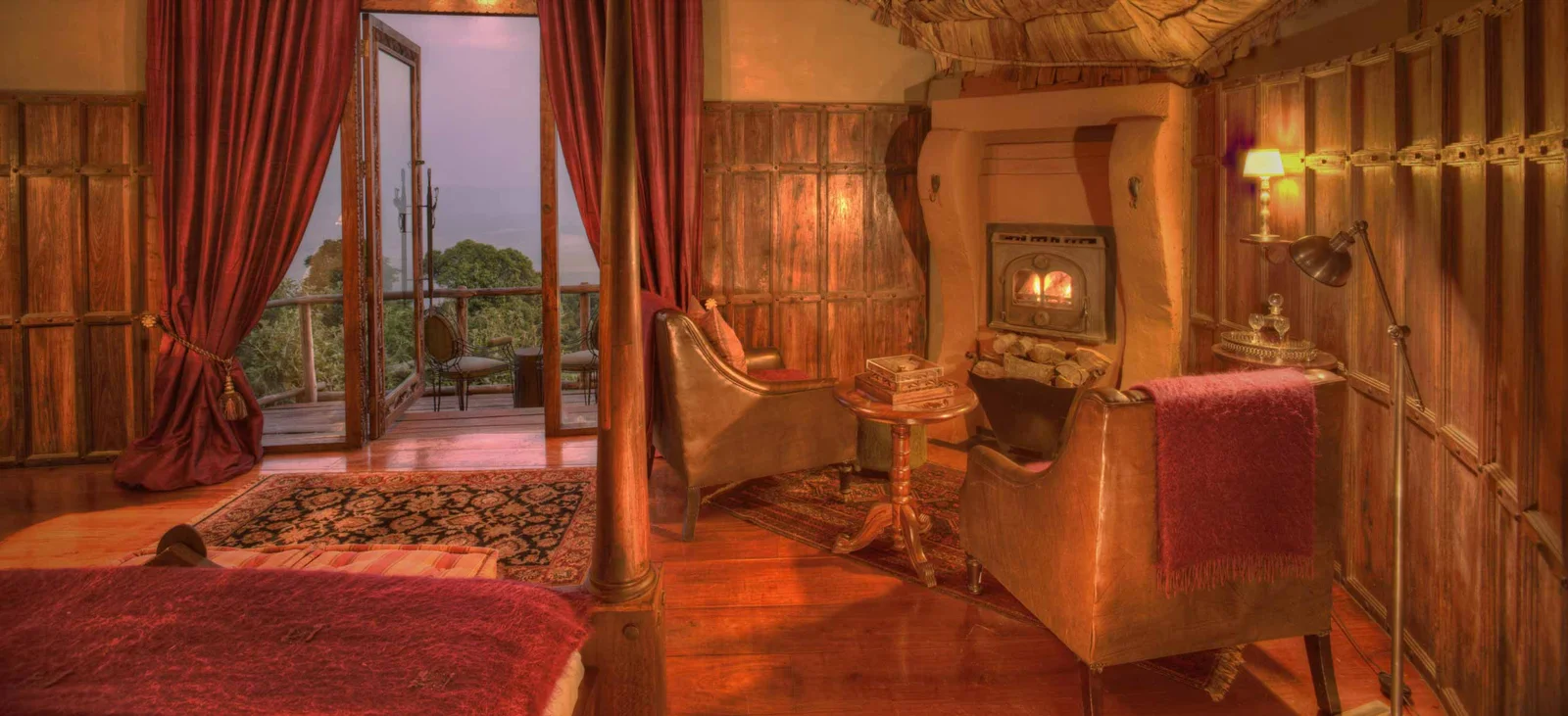 Suntuosa suite del andBeyond Ngorongoro Crater Lodge con bañera independiente y vistas al cráter