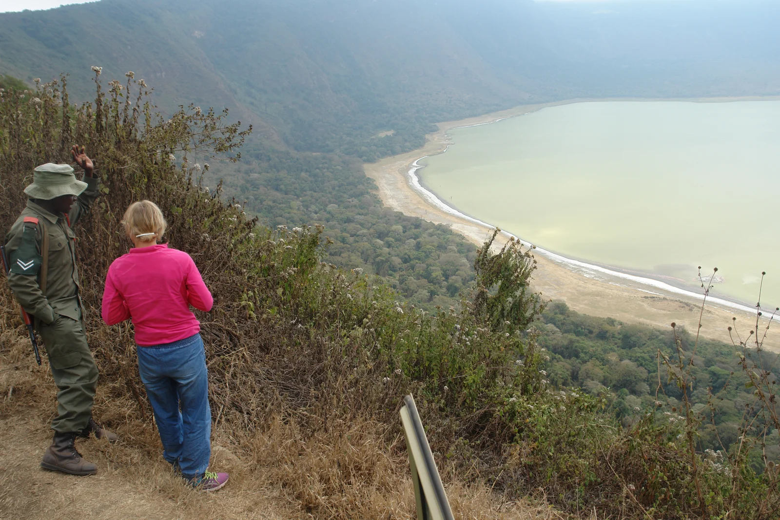 Excursionistas descendiendo hacia el cráter de Empakaai a través del bosque montano, en dirección al lago repleto de flamencos