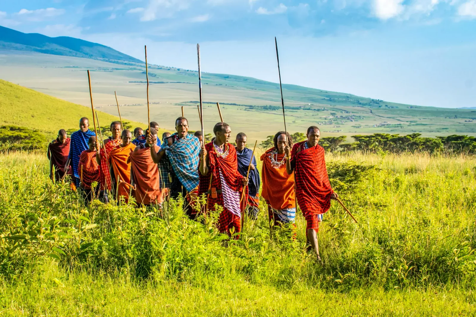 Pastor maasái con ganado en el borde del cráter del Ngorongoro al amanecer