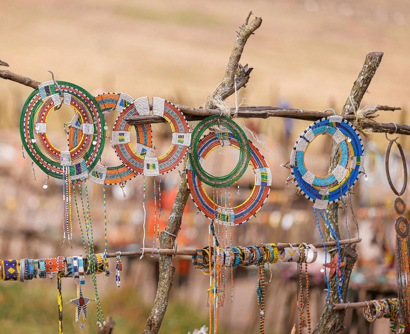Mujeres maasáis con abalorios tradicionales en un boma cerca del área de conservación