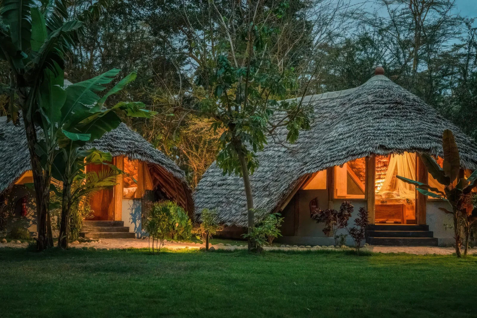 Cottage in pietra e paglia a fronte aperta sulla riva del fiume Rufiji