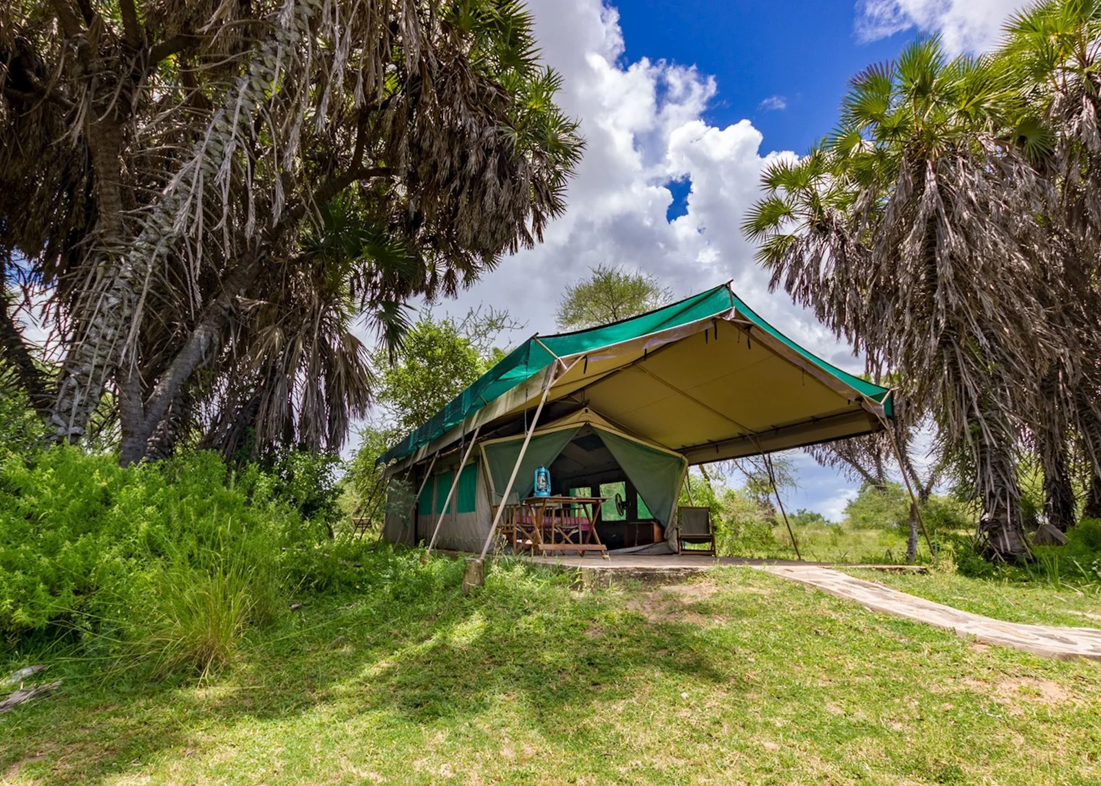 Un semplice allestimento di fly camp su un remoto banco di sabbia del Rufiji sotto le stelle