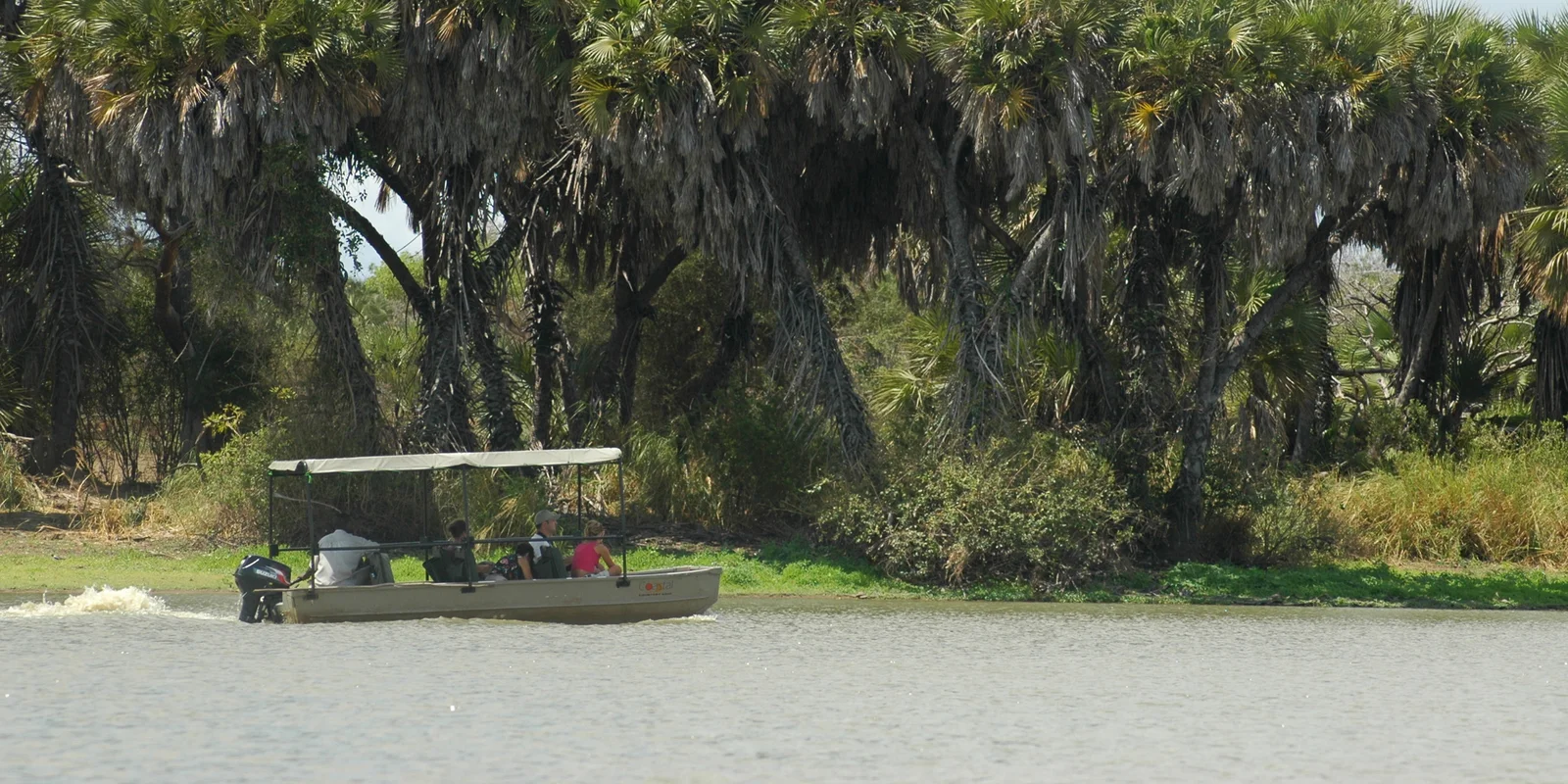 Una barca dei ranger del TANAPA in pattugliamento sul fiume Rufiji nel Nyerere