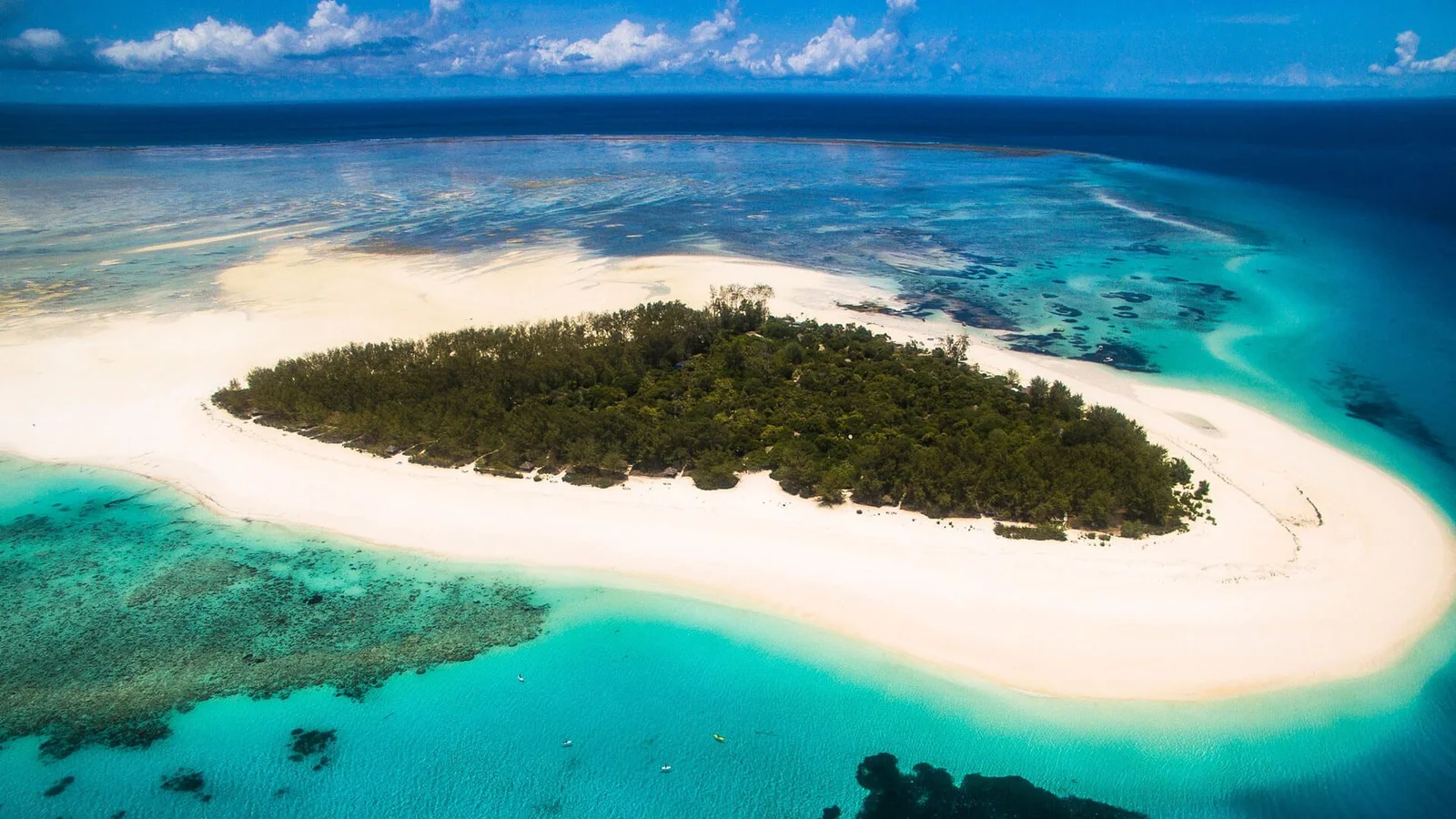 Vue aérienne des collines verdoyantes de l'île de Pemba et de son littoral occidental profondément découpé, aux eaux turquoise de l'océan Indien