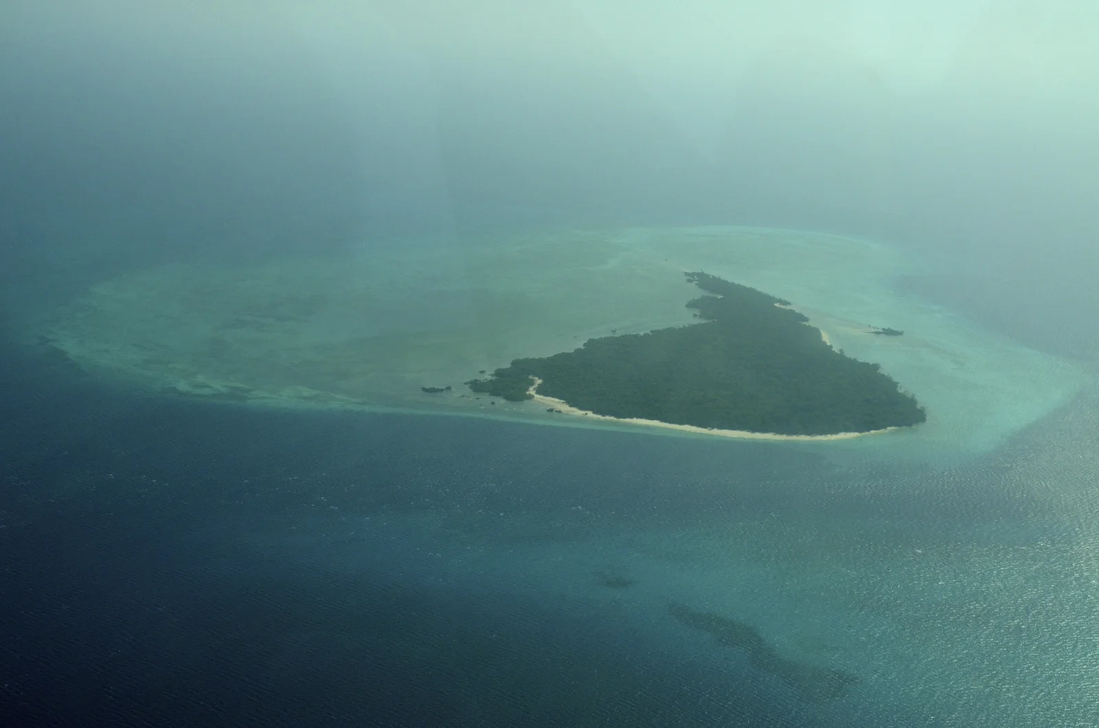Plage de sable blanc immaculée sur Misali Island, île inhabitée au large de la côte occidentale de Pemba