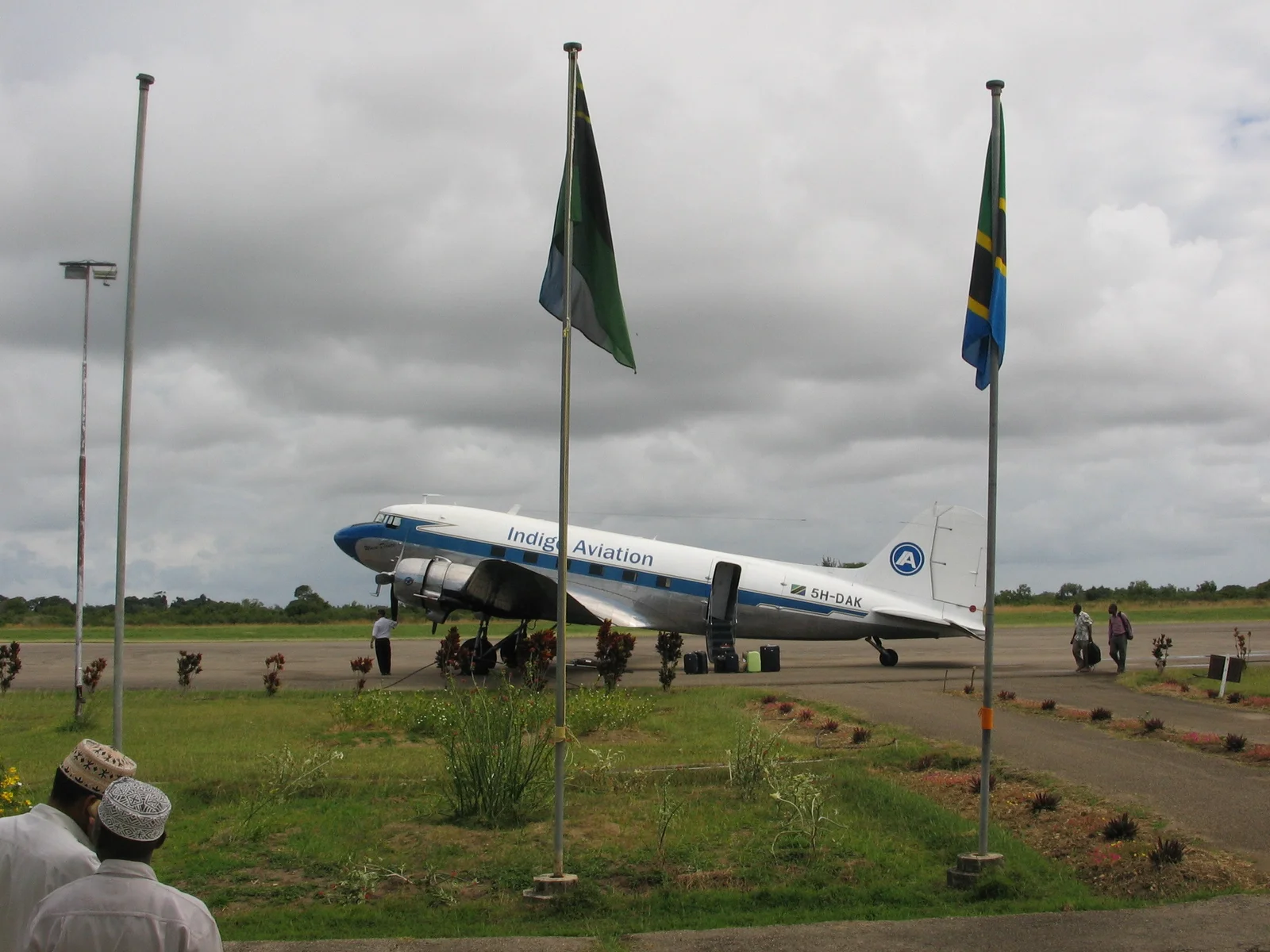 Petit avion sur la piste de Pemba Airport près de Chake Chake, avec des collines verdoyantes en arrière-plan