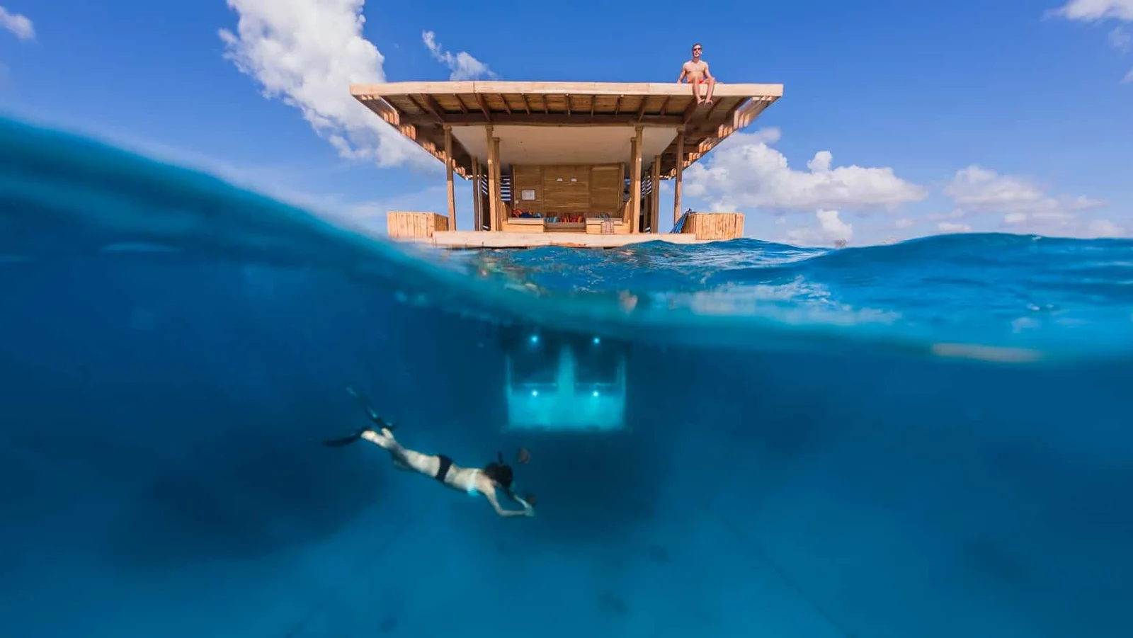 La chambre sous-marine flottante de The Manta Resort, ancrée au large de la côte de Pemba
