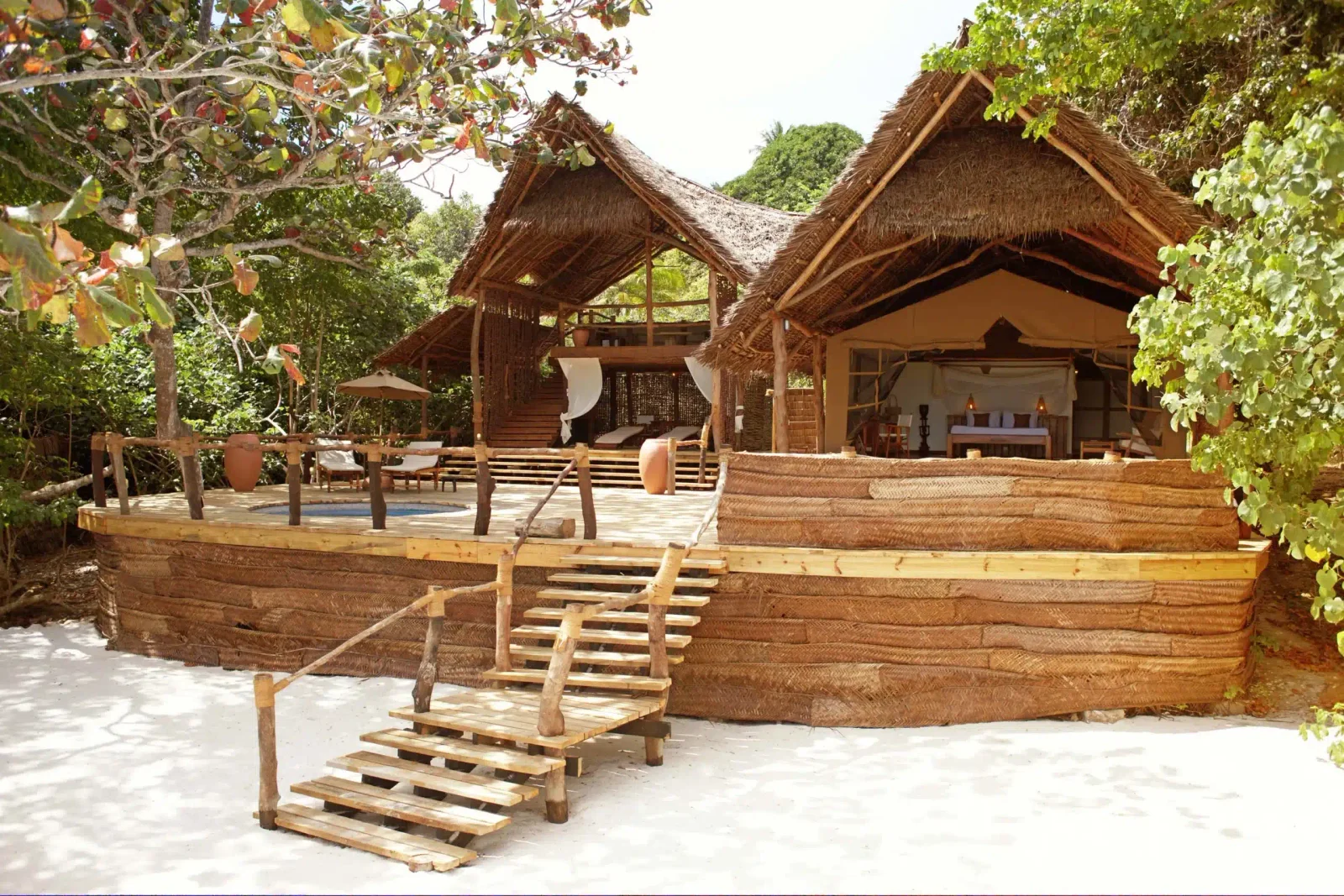 Bungalow-tente de Fundu Lagoon construit à flanc de colline, surplombant une baie bordée de mangroves