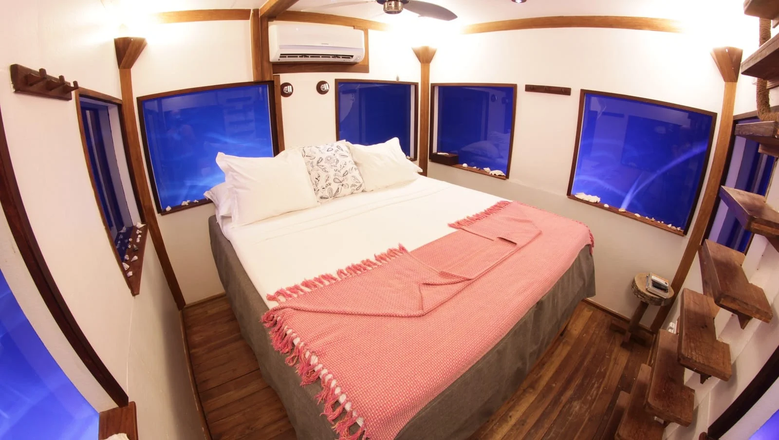 Chambre sous-marine de The Manta Resort, aux parois de verre donnant sur l'océan Indien