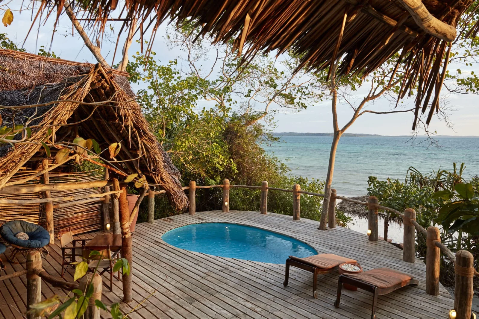 Suite-tente en plein air de Fundu Lagoon, avec vue sur la baie à travers la forêt côtière
