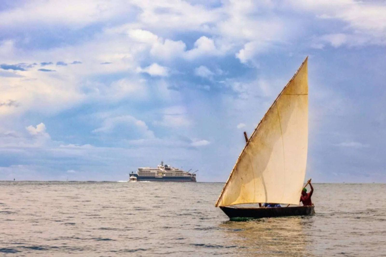 Boutre traditionnel à voile latine au large de la côte de Pemba, au coucher du soleil