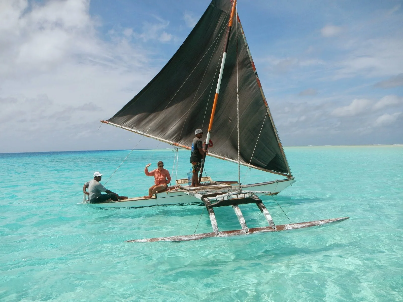 Pêcheurs locaux dans une pirogue à balancier traditionnelle au large de la côte de Pemba