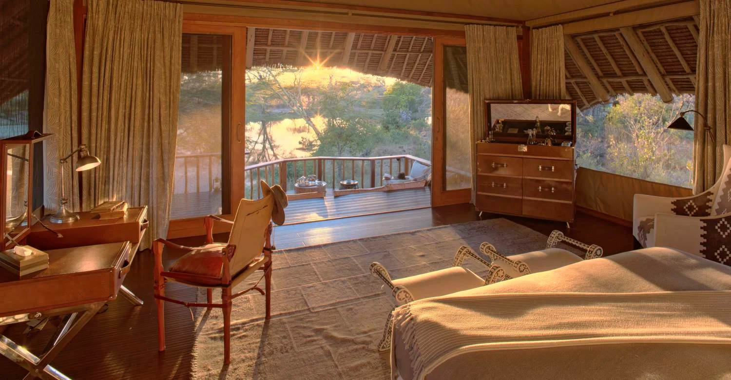 Une suite sous tente de luxe surplombant la Mwagusi Sand River à Ruaha