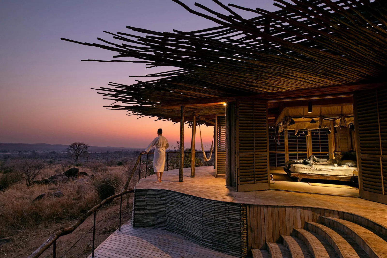 L'architecture contemporaine en pierre et verre de Jabali Ridge sur une colline rocheuse
