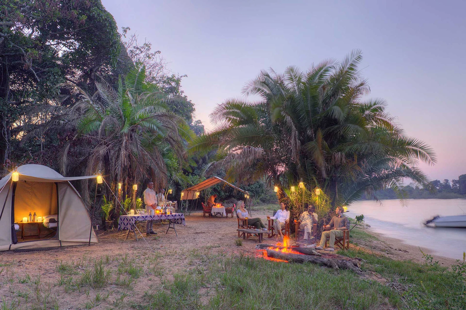 Gezeltete Banda von Rubondo Island Camp am Sandstrand bei Sonnenuntergang